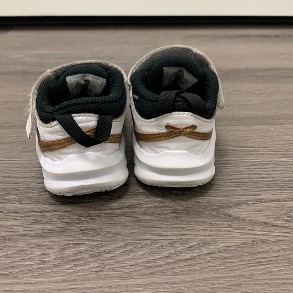 Nike boys team hustle D 10 sneakers - size 10C - Picture 4 of 8